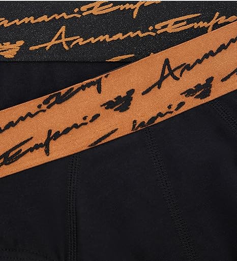 Linee pulite e stile contemporaneo definiscono questi slip della collezione underwear Emporio Armani.