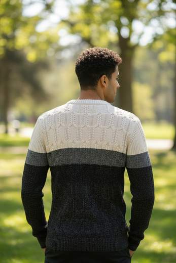 Il design girocollo e le linee essenziali rendono questo maglione ideale per outfit casual moderni e facilmente abbinabili.
