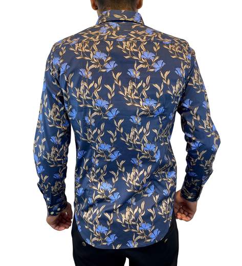 La linea slim fit valorizza la figura maschile con una vestibilità aderente ma confortevole. Il design contemporaneo rende questa camicia perfetta per outfit casual curati e dinamici.