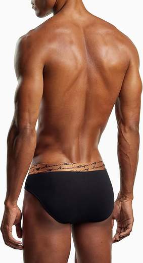 Linee pulite e stile contemporaneo definiscono questi slip della collezione underwear Emporio Armani.