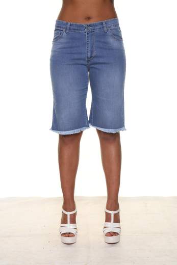 Donna Il bermuda articolo spohotpants di sophia è lungo quasi fino al ginocchio, è realizzato in denim leggero stretch delave, e porta le frange al fondo. Sportivissimo veste le donne di tutte le forme bermuda