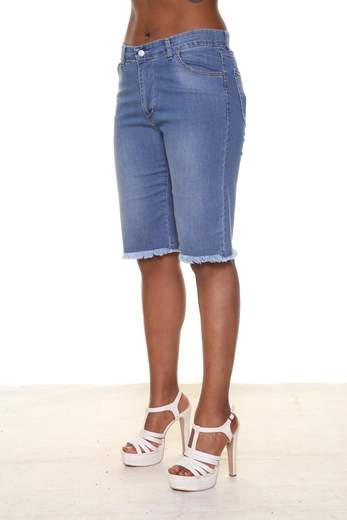 Donna Il bermuda articolo spohotpants di sophia è lungo quasi fino al ginocchio, è realizzato in denim leggero stretch delave, e porta le frange al fondo. Sportivissimo veste le donne di tutte le forme bermuda