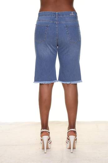 Donna Il bermuda articolo spohotpants di sophia è lungo quasi fino al ginocchio, è realizzato in denim leggero stretch delave, e porta le frange al fondo. Sportivissimo veste le donne di tutte le forme bermuda
