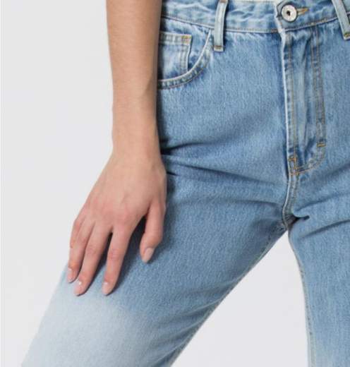 Donna Il jeans modello Baman di Kocca ha la vita alta ed è a gamba dritta ampia alla caviglia sfrangiato. Il tessuto confort dona al jeans un'ottima e confortevole vestibilità. Il denim è leggero , particolarmente adatto alla stagione estiva jeans