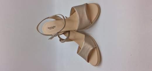 NERO GIARDINI SANDALO IN PELLE LAMINATA